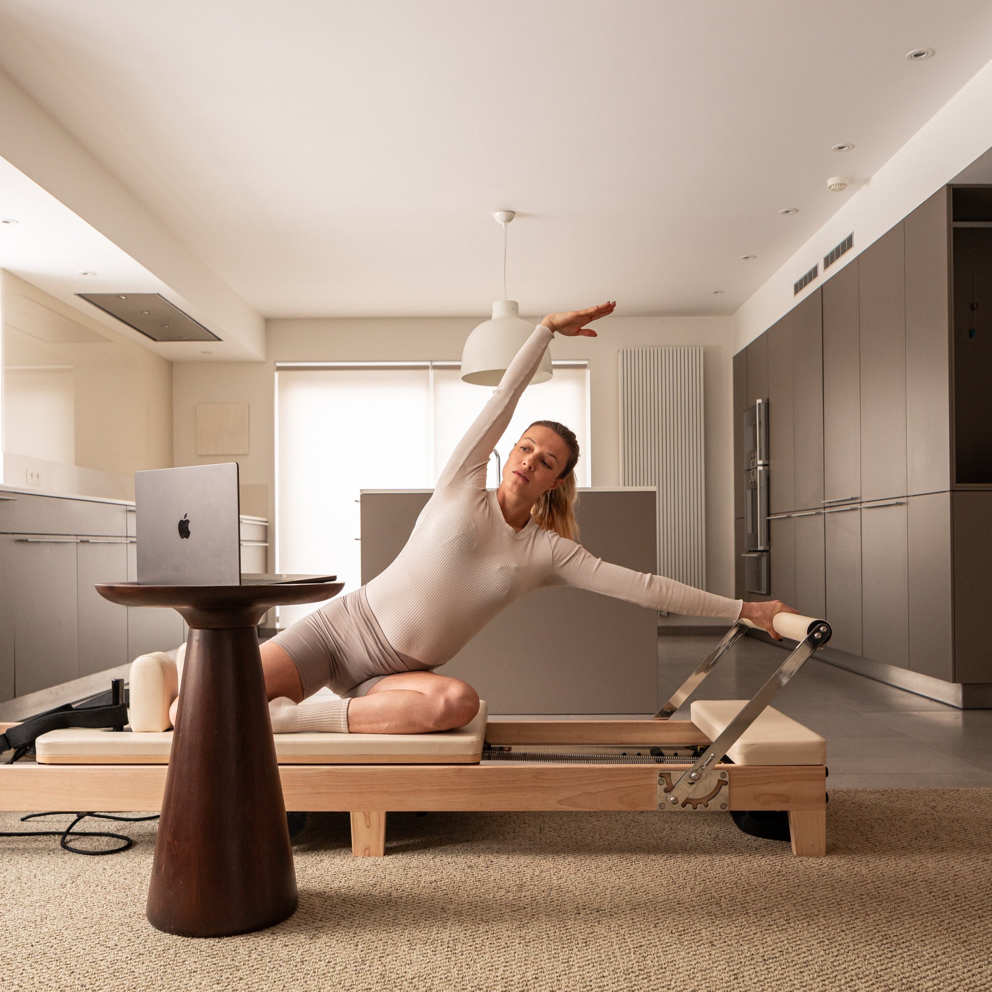 3 Manieren om thuis aan Reformer Pilates te doen